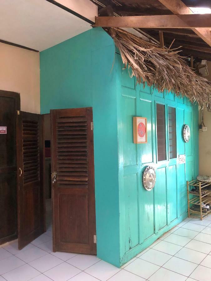 Losmanos Hostel Yogyakarta Esterno foto